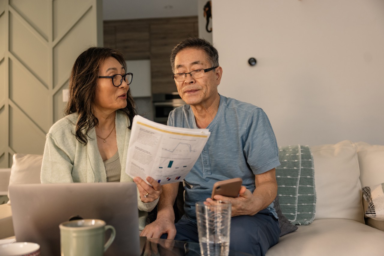 Investing in Tomorrow: Senior Couple Explores the World of Online Finance